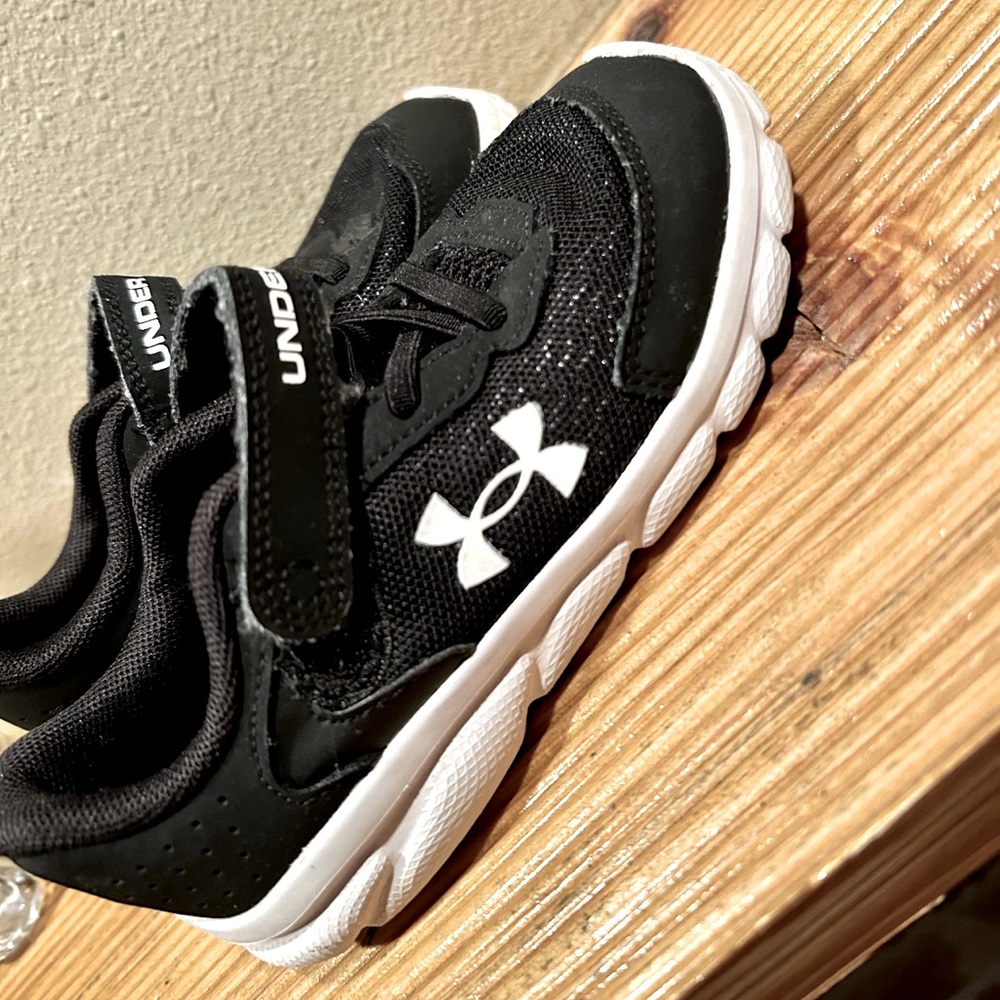 Littke boys under armour tennis shoes size 9/10. Worn twice